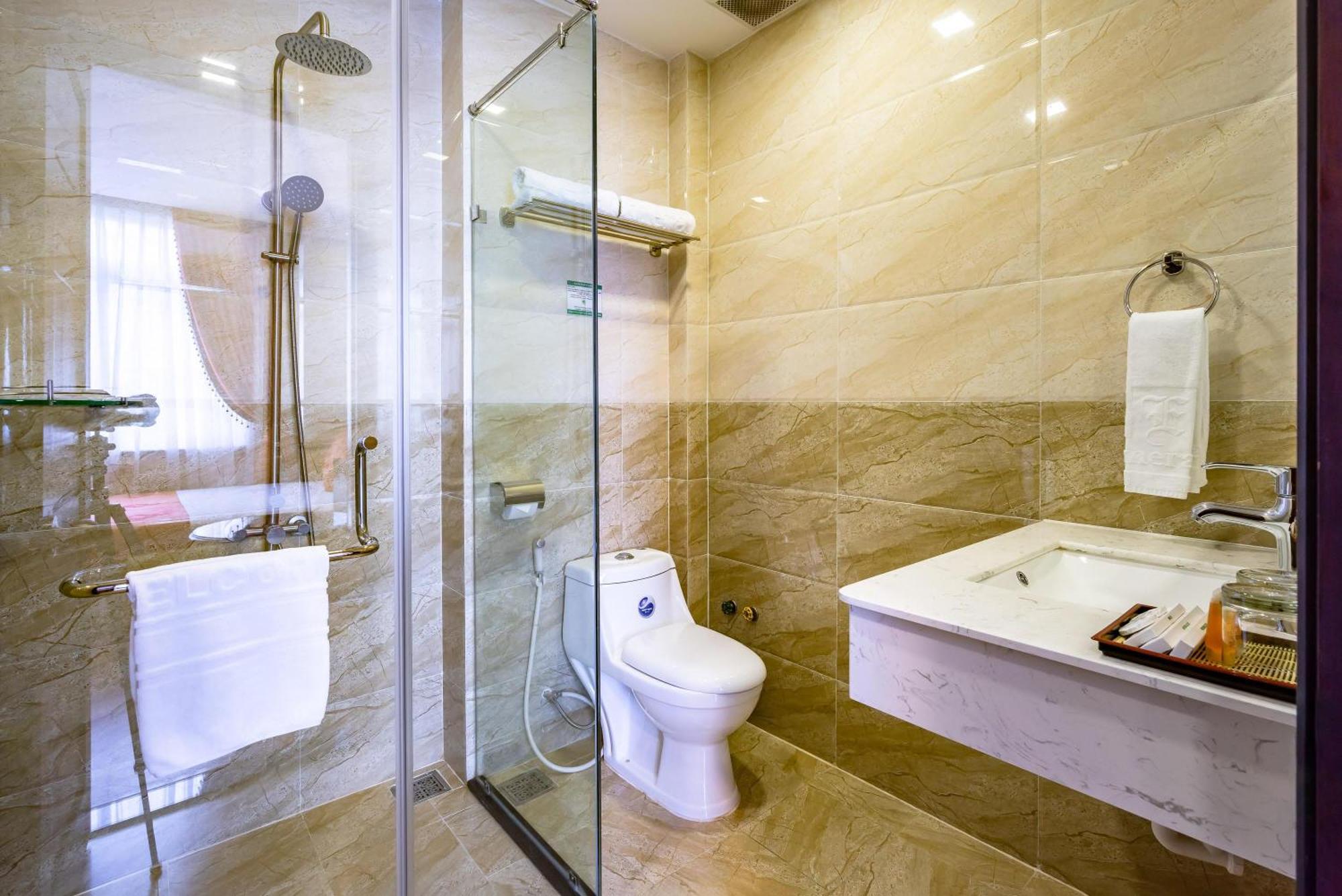 Khách sạn Emerald 3*