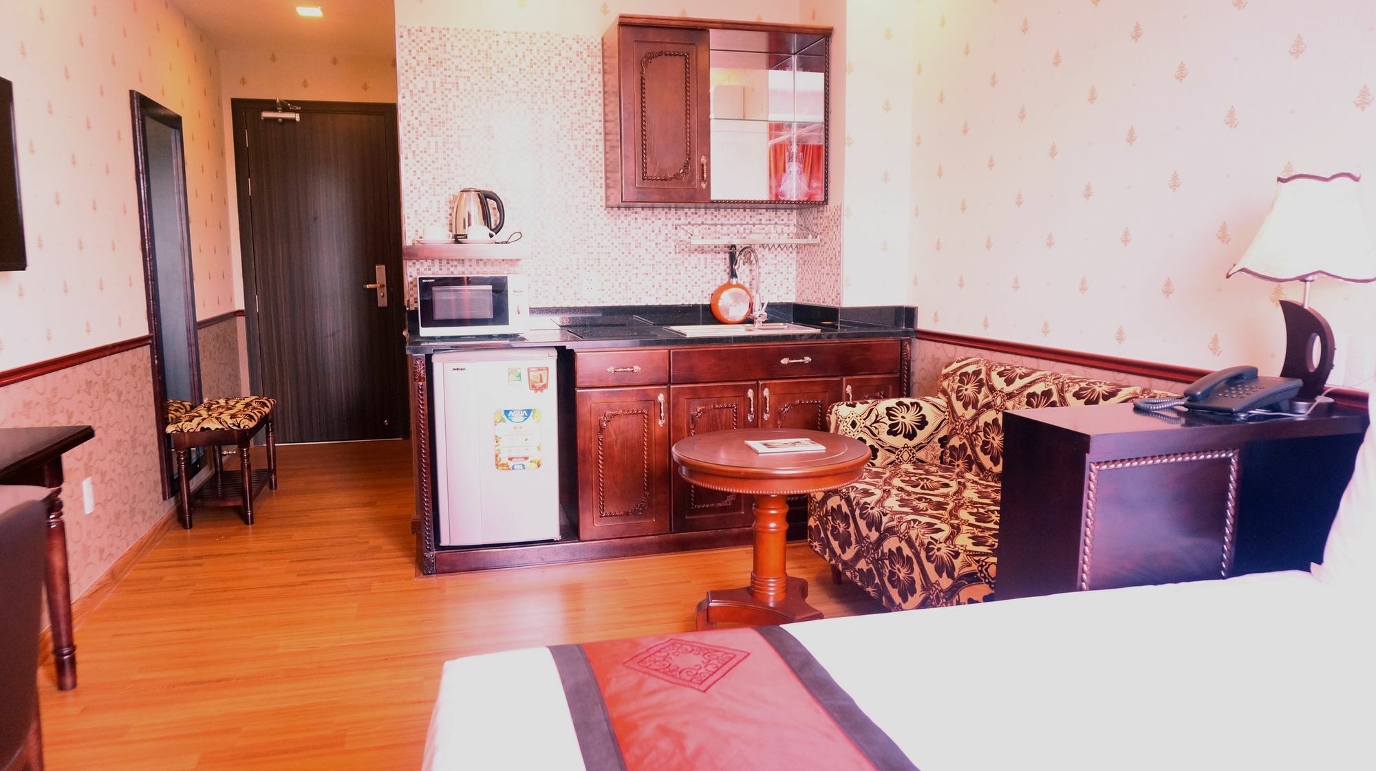 Khách sạn Emerald 3*