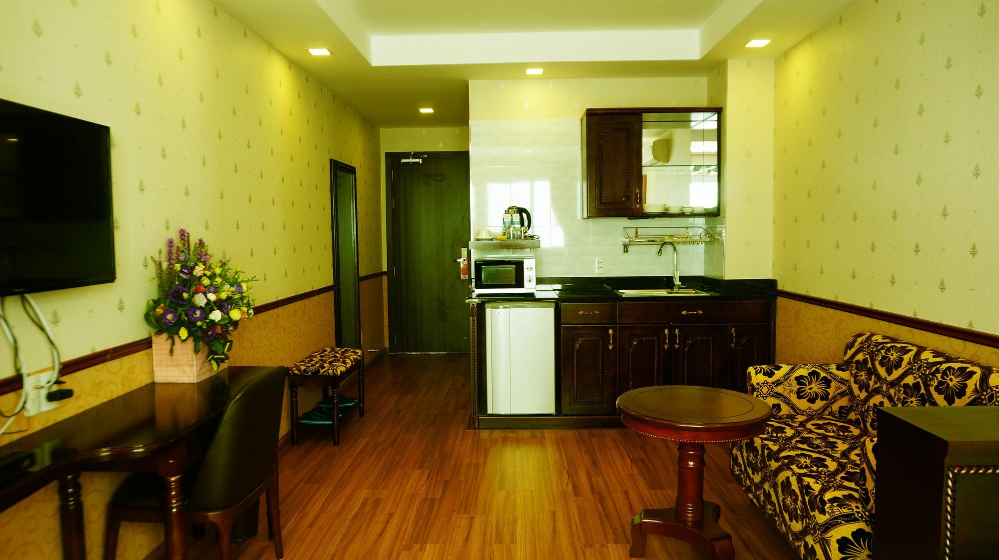 Khách sạn Emerald