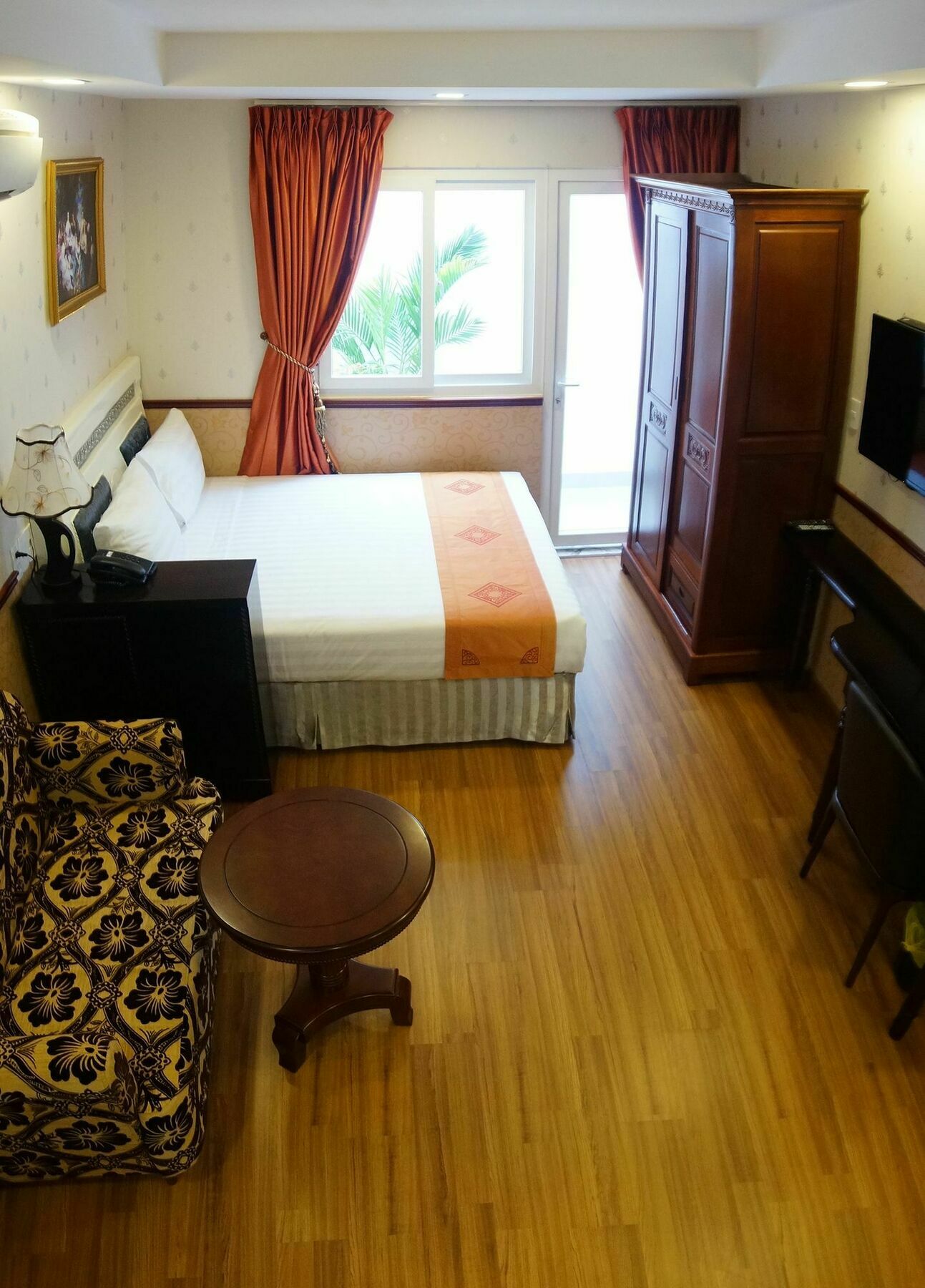 Khách sạn Emerald 3*